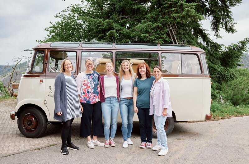 Die Landfrauen der 17. Staffel von ‚Lecker aufs Land.‘ v.li.: Anne-Christin Trautwein, Petra Waldraff, Sonja Müller, Michaela Pistono, Lara Jenner, Heike Schiltz. – Bild: SWR/​Philipp Thurmaier