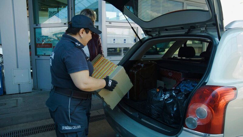 Der Grenzbeamte kontrolliert den Inhalt des Kofferraums. – Bild: Discovery Communications, LLC. /​ ;ZDJECIA CELNICY.00_31_46_06.Sti /​ Discovery Communications