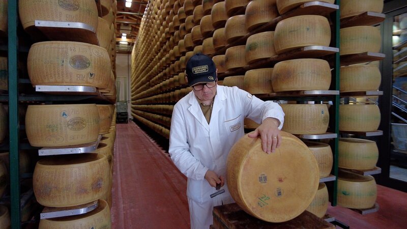 Nur in einem kleinen Gebiet rund um Parma darf der echte Parmesan hergestellt werden. – Bild: Ampersand /​ ZDF