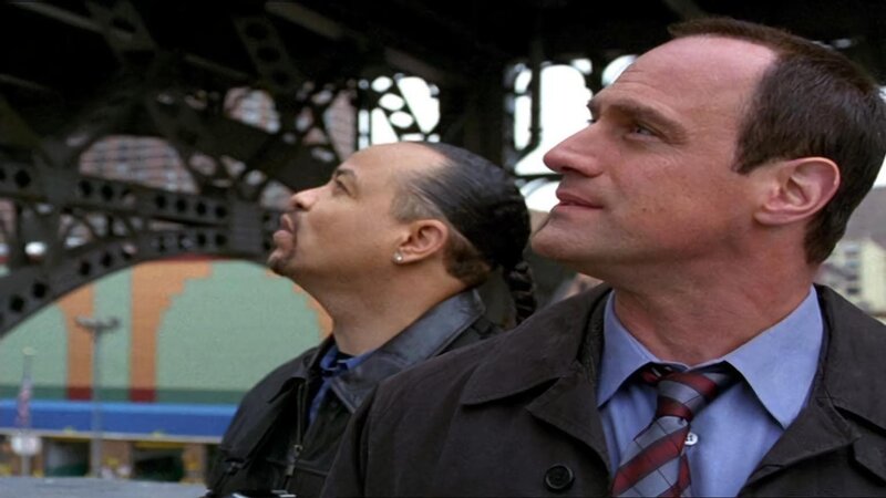 Ein Mann wird von einem Dach gestoßen und stirbt. Detective Fin Tutuola (Ice-T, l.) und Detective Elliot Stable (Christopher Meloni) begutachten den Tatort. – Bild: RTL NITRO /​ Universal