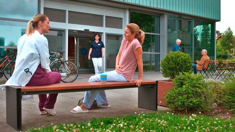 Julia Berger ist dabei, als Anni Kostja zum wiederholten Male eine Schmerzattacke erleidet. – Bild: ARD/​Jens-Ulrich Koch