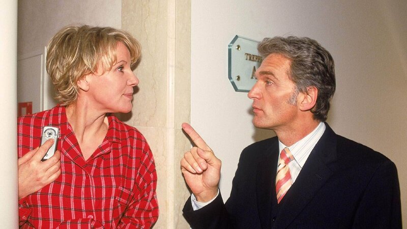 Nikola (Mariele Millowitsch) und Dr. Schmidt (Walter Sittler) versuchen ihre Zeit im Hotel zu koordinieren, damit sie sich nicht über den Weg laufen … – Bild: Foto: MG RTL D /​ Martin Menke