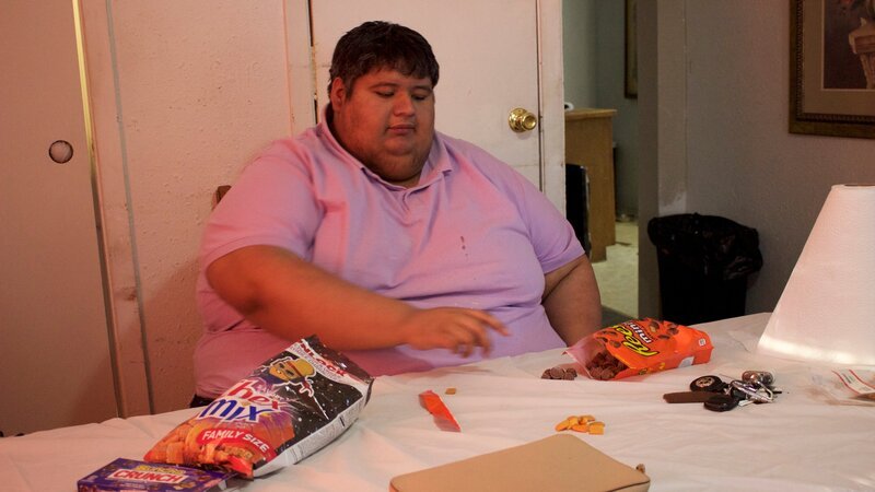 Isaac sits at table with snacks – Bild: TLC /​ Discovery Communications, LLC