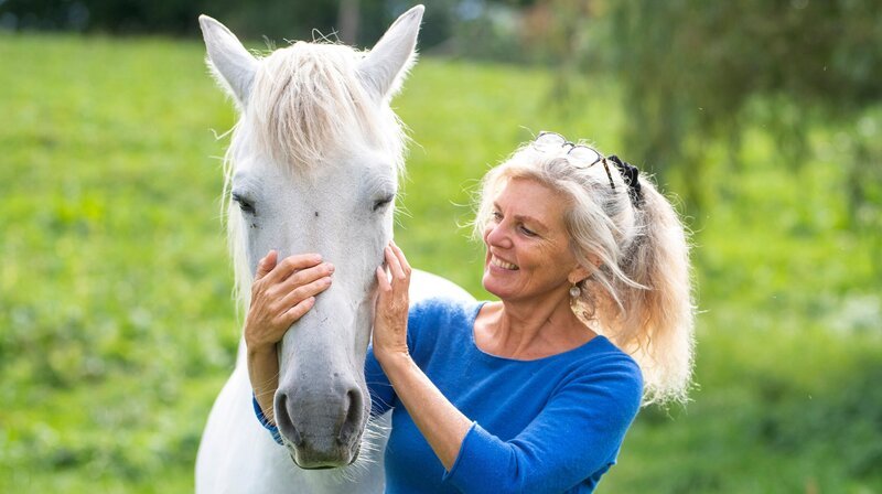 NORDDEUTSCHER RUNDFUNK Die Tierärzte – Retter mit Herz – Dr. Yasmin Diepenbruck; Tierärztin Dr. Regina Seemüller – Bild: NDR/​Thomas Plettenberg; NDR/​Andrea Späth/​Natascha Hoffma
