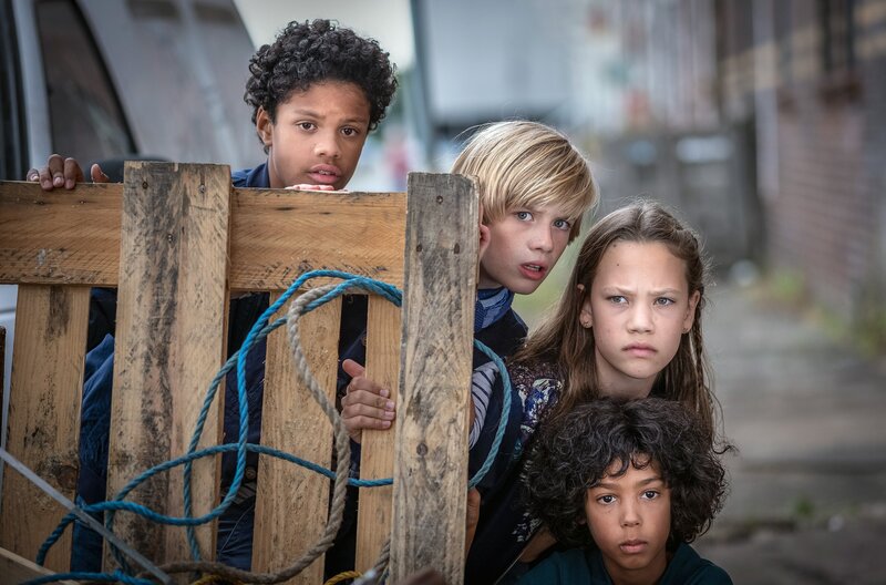 Tayo (Samuel Adams), Levin (Moritz Pauli), Kira (Marlene von Appen) und Femi (Spencer König) auf Beobachtungsposten – Bild: NDR/​Boris Laewen