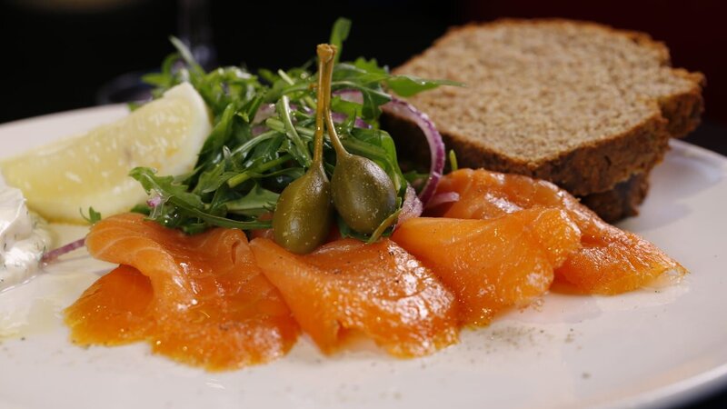 In Dublin genießt Andrew Zimmern nationale Köstlichkeiten wie geräucherten Lachs, irisches Brot, Irish Stew, Kartoffelpfannkuchen und natürlich Guinness … – Bild: KA1D /​ The Travel Channel, L.L.C.