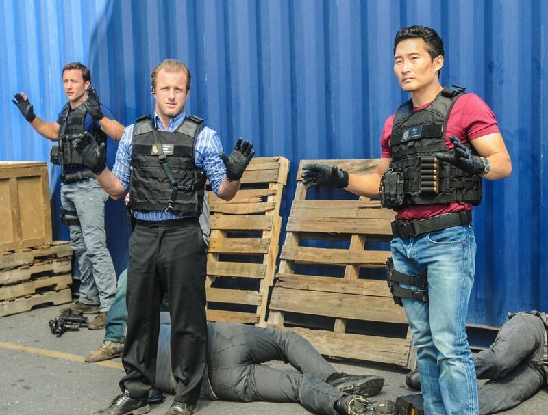 Ein neuer Fall beschäftigt das Team: Steve (Alex O’Loughlin, M.), Danny (Scott Caan, l.) und Chin (Daniel Dae Kim, r.) … – Bild: CBS Broadcasting, Inc.