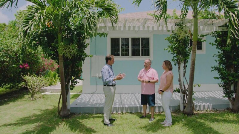 Ein kanadisches Paar verliebt sich in die Hauptstadt der Bahamas, in die Menschen und die Kultur. Sie merken: Sie sind für diesen Ort bestimmt! Aus einem temporären Besuch soll nun ein Umzug für die Ewigkeit werden. – Bild: HGTV