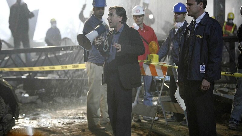 Nach einer verheerenden Explosion unterstützt Dr. Cal Lightman (Tim Roth, Mi.) die Feuerwehr und Mitarbeiter des Katastrophenschutzes. Einsatzleiter Stevens (Chris McGarry, re.) beaufsichtigt die Aktion. – Bild: TVNOW /​ FOX