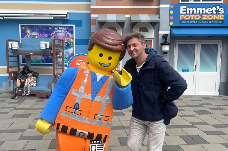 Johannes Zenglein im Legoland Dänemark – Bild: SWR/​Bavaria Entertainment GmbH
