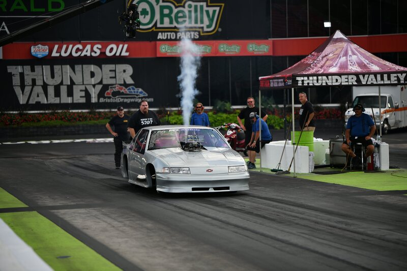 Brad Eglian aka B-Rad lets off a little steam as Luminasty rolls to the starting line. – Bild: Discovery Communications, LLC