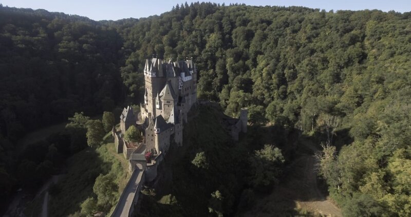 Außerhalb schützender Mauern war das Leben im Mittelalter voller Gefahren. Ein Bollwerk wie die Burg Eltz bot dagegen eine feste Heimat. In zwei Folgen entführt „Terra X“ die Zuschauer in die mittelalterliche Welt der Burgen. – Bild: ZDF und Lars Böhnke