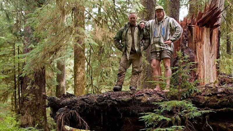 USA, Washington, Olympic National Forest, Cody Lundin and Dave Canterbury standing atop fallen log in Pacific Northwest rainforest during Dual Survivor filming – Bild: Discovery Communications LLC /​ Paul Souders