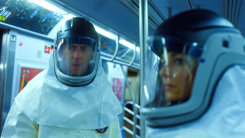 L-R: Dr. Dylan Reinhart (Alan Cumming), Det. Lizzie Needham (Bojana Novakovic) – Bild: CBS Broadcasting Inc.