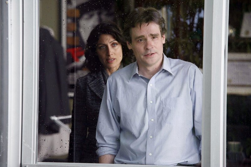 Der Kampf um Amber ist verloren. Ein letztes Mal will Wilson (Robert Sean Leonard) sie zurück in die Realität holen, um von ihr Abschied zu nehmen. Auch Dr. Cuddy (Lisa Edelstein) ist zutiefst betroffen. – Bild: RTL