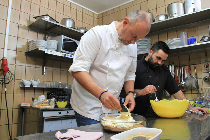 Frank Rosin (l.) verschlägt es nach Obertshausen in Hessen, wo Alessandro Moschella (r.) und seine Lebensgefährtin Ioanna Ioannidou ein kleines sizilianisches Restaurant in einer Tennishalle betreiben … – Bild: Kabel Eins