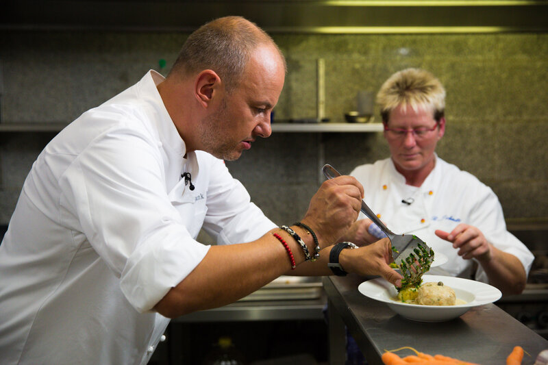 Bettina Schmitz würde alles dafür tun, dass ihr Restaurant „Alt Neuwerk“ erhalten bleibt. Kann Frank Rosin ihr wertvolle Tipps geben? – Bild: Kabel Eins