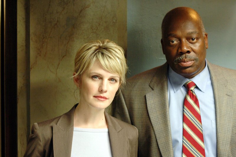 In dem aktuellen Fall erweist sich Det. Jeffries (Thom Barry, r.) als wertvolle Hilfe für die Det. Lilly Rush (Kathryn Morris, l.) sehr dankbar ist … – Bild: Warner Bros. Television