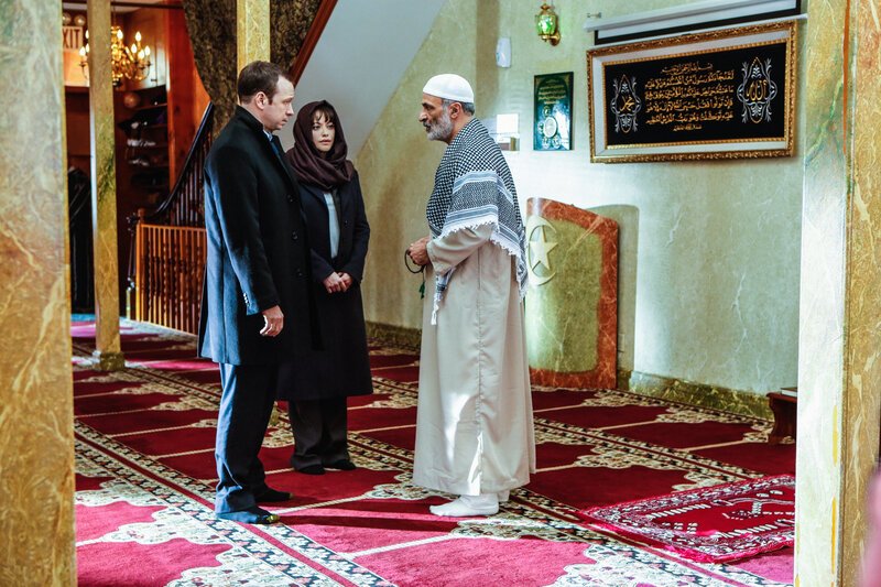 Wie sollen Danny (Donnie Wahlberg, l.) und Maria (Marisa Ramirez, M.) damit umgehen, nur halb vom Bekanntenkreis des Mordopfers wahrgenommen zu werden? Selbst der Imam (Nasser Faris, r.) ist aufgeschlossener als der Freund des Opfers … – Bild: © 2013 CBS Broadcasting Inc.  /​ Craig Blankenhorn /​ Craig Blankenhorn