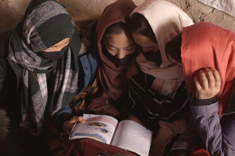 SRF school
Radio Begum – Die Stimme des Afghanischen Widerstands
Vier Schulmädchen aus Afghanistan
SRF/​Java Films – Bild: SRF1