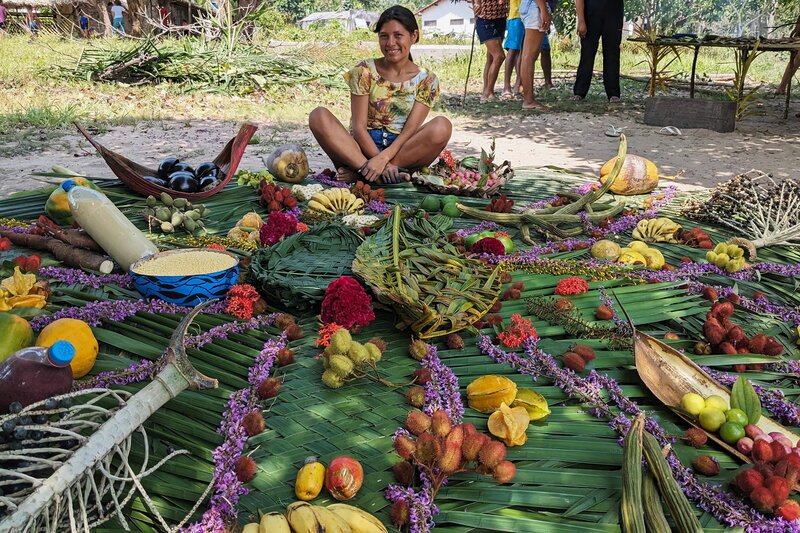 Brasiliens Regenwald; Zurück in die Zukunft; Claudete da Conceicaao Fonseca vor einem Mandala aus Früchten – Bild: SRF2