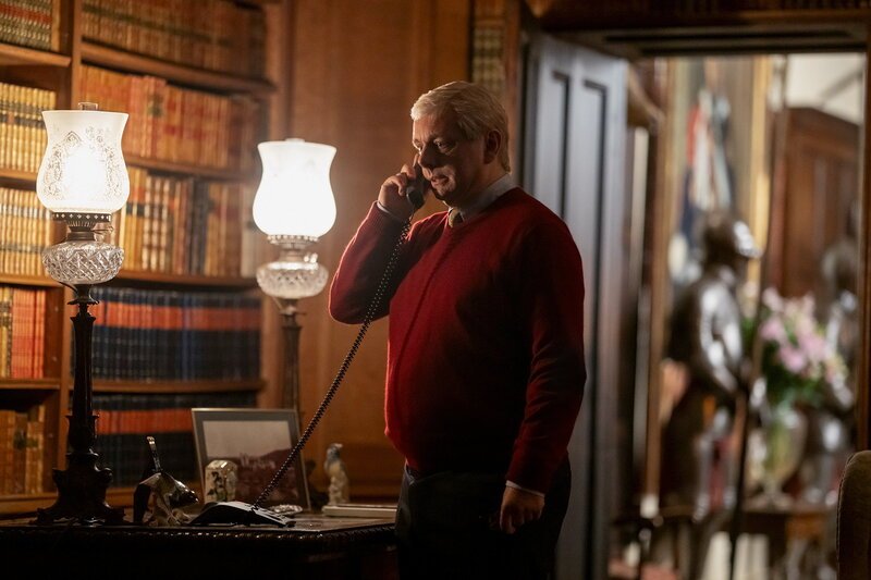 A Very Royal Scandal – Folge 1 – Lydia Leonard als Esme Wren, Ruth Wilson als Emily Maitlis, Éanna Hardwicke als Stewart Maclean – Bild: SRF2