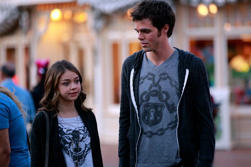 Haley (Sarah Hyland) trifft in Disneyland zufällig auf Dylan (Reid Ewing), der seinen Job auf der Ranch verloren hat und seit kurzem wieder in der Stadt ist. – Bild: Hopper Stone