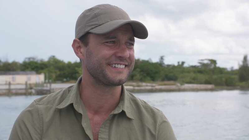 Gastgeber Phil Torres ist auf den Bahamas auf der Suche nach der Lusca. – Bild: Circle The Globe Productions /​ Discovery Communications LLC