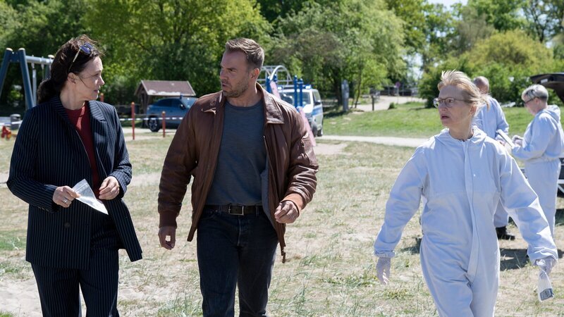Auf einem Spielplatz wird die Leiche des Straßenmusikers Jochen Heinrich gefunden. Kriminalhauptkommissarin Karoline Joost (Nike Fuhrmann, l.) und Kriminalhauptkommissar Lars Pöhlmann (Dominic Boeer, 2.v.l.) treffen am Tatort ein. Kriminaltechnikerin Roswitha Prinzler (Silke Matthias, M.) gibt ihnen erste Informationen zum Fall. – Bild: ZDF und Marc Meyerbröker