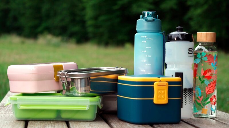 Lunchboxen und Trinkflaschen im Check: Welche überzeugt im Alltag und im Labor? – Bild: SWR/​solisTV