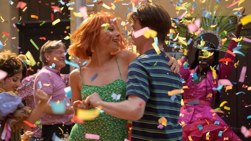 Beim Straßenfest in Antibes herrscht ausgelassene Stimmung. Vinca (Ivanna Sakhno) tanzt mit Thomas (Billy Gunnion). – Bild: ZDF und François LEFEBVRE./​François LEFEBVRE