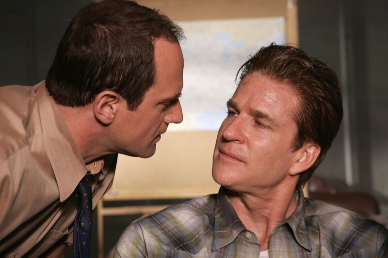 Stablers (Christopher Meloni, l.) Wege kreuzen die eines alten Bekannten, der schon wieder straffällig geworden ist. Erneut ist Gordon Rickett (Matthew Modine) unter dem Verdacht verhaftet worden, ein junges Mädchen vergewaltigt und umgebracht zu haben. – Bild: TVNOW /​ NBC Universal