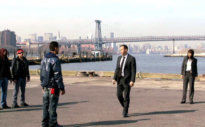 Eine Unterhaltung mit dem Bandenchef Santana (Kamar de los Reyes, l.)? Maria (Marisa Ramirez, r.) und Danny (Donnie Wahlberg, M.) stellen fest, dass sie ihre Lage und damit die der gesamten Polizei in New York nur noch verschlimmert haben … – Bild: © 2013 CBS Broadcasting Inc.