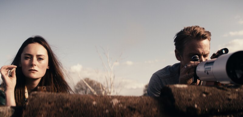 Ella (Lea van Acken) und Jan (Mads Hjulmand) beobachten die Piraten aus sicherer Entfernung. – Bild: ZDF und Syrreal Entertainment /​ Christian Alvart