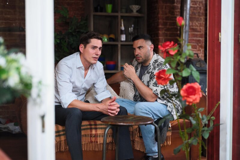 Ringo (Timothy Boldt, l.) und Easy (Lars Steinhöfel) wollen mehr über den mysteriösen Mann in Patrizias Leben herausfinden. – Bild: RTL /​ Stefan Behrens /​ Hol das Lasso raus!