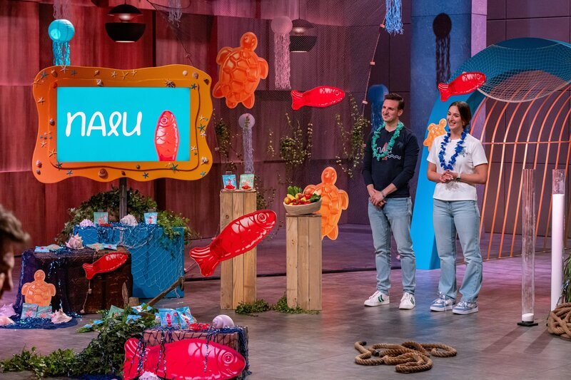 Lisa Bella Ippolito und Max Schön präsentieren mit NALU Zuckerreduzierte Fruchtgummis. Sie erhoffen sich ein Investment von 100.000 Euro für 10 Prozent der Firmenanteile. – Bild: RTL /​ Bernd-Michael Maurer
