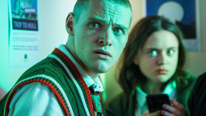 Steff (Lewis Gribben) und Finn (Viola Prettejohn) kehren in die Schule zurück. – Bild: ZDF und Alistair Heap