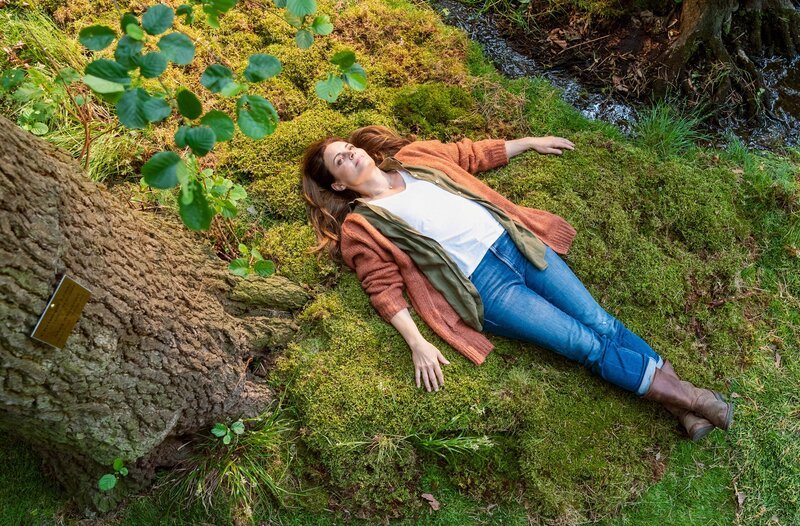 Dr. Susanne Mertens verbringt viel Zeit in dem Bestattungswald, in dem ihr Mann Christoph Lentz und ihr gemeinsamer, ungeborener Sohn Max seine letzte Ruhe gefunden haben. – Bild: ARD/​Steffen Junghans