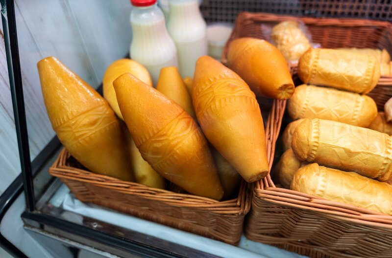 Zwischen den Ständen des Stary Kleparz versteckt sich geräucherter Schafskäse – von Hand geformt, gesalzen und gereift. Er erzählt mit jedem Bissen die Geschichte der Traditionen aus Polens Hochland. – Bild: ZDF /​ Dominik Mokosiej