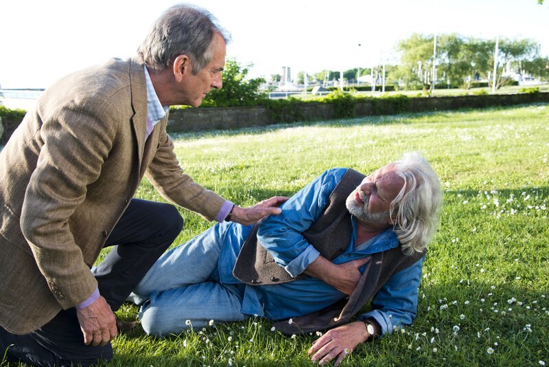 Hanno (Peter Prager, l.) findet seinen Bruder Per (Peter Sattmann, r.) zusammengebrochen im Garten. Trotz dieses Warnsignals will sich der störrische Alte nicht am Herz operieren lassen. – Bild: ZDF/​Marco Meenen