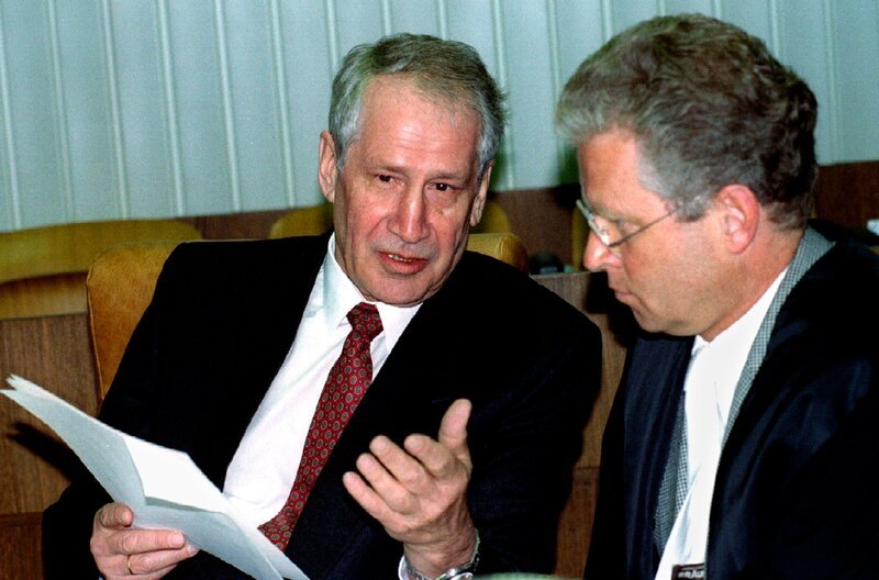 Markus Wolf, Spionagechef der DDR, mit seinem Anwalt Johann Schwenn am 3. Tag der Verhandlung am Düsseldorfer Oberlandesgericht. – Bild: WDR/​imago