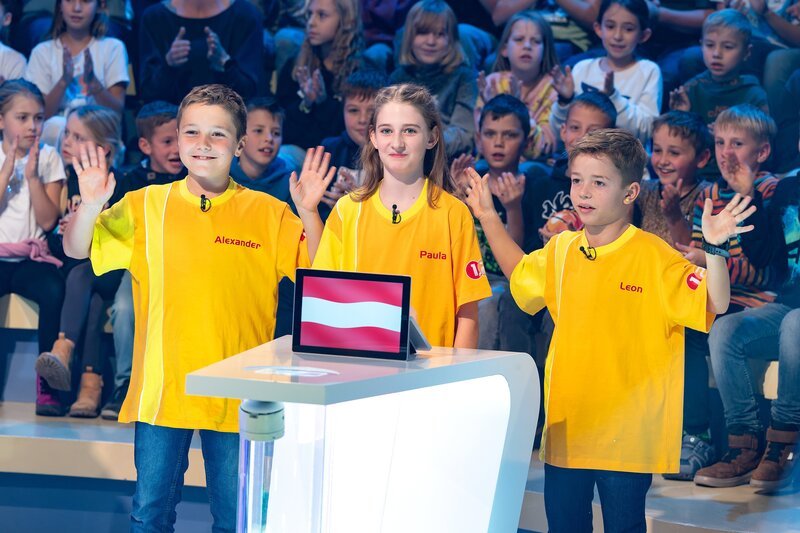 Das gelbe Rateteam aus Kirnberg an der Mank/​Österreich freut sich auf die spannenden Quizrunden bei „1, 2 oder 3“. – Bild: ZDF und Ralf Wilschewski
