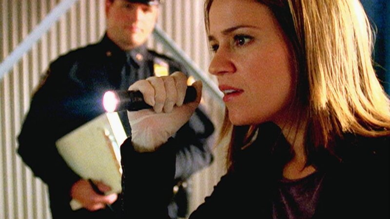 Mit ihren gründlichen Recherchen am Tatort trägt Detective Lindsay Monroe (Anna Belknap) zur Aufklärung des Mordes bei. – Bild: MG RTL D