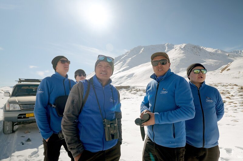 Biologen aus Kirgisistan und Deutschland suchen gemeinsam nach Spuren der letzten Schneeleoparden in freier Wildbahn. – Bild: MedienKontor/​Yuri Burak