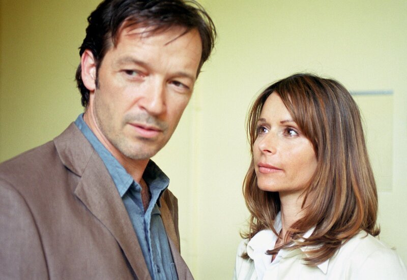 Der engagierte Journalist Klaus Berger (Michael Roll) hat sich in die Rechtsanwältin Judith Wagner (Christina Plate) verliebt und kann nicht verstehen, warum sie sich wieder von ihm zurückzieht. – Bild: MDR/ARD Degeto/Britta Krehl Der engagierte Journalist Klaus Berger (Michael Roll) hat sich in die Rechtsanwältin Judith Wagner (Christina Plate) verliebt und kann nicht verstehen, warum sie sich wieder von ihm zurückzieht. – Bild: MDR/ARD Degeto/Britta Krehl