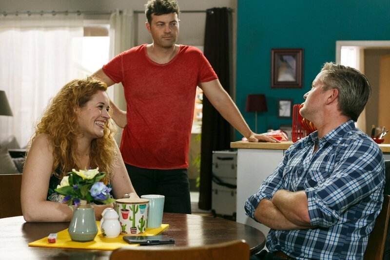 Statt Urlaubserholung steht nun der Alltag mit Kleinkind auf dem Programm. Steffi (Madeleine Krakor) ist gerührt von Ingos (André Dietz, r.) Großmut und froh, dass Ben (Jörg Rohde) kein Problem mit Miray hat. – Bild: RTL /​ Kai Schulz