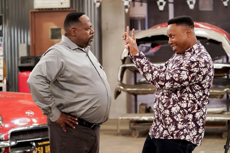 Calvin Butler (Cedric the Entertainer, l.); Marty Butler (Marcel Spears, r.) – Bild: © 2020 CBS Broadcasting, Inc. /​ Greg Gayne /​ Greg Gayne