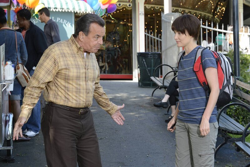 Ein Blick zurück: Robin (Cobie Smulders, r.) und Robin Scherbatsky Sr. (Ray Wise, l.) … – Bild: Twentieth Century Fox Film Corporation Ein Blick zurück: Robin (Cobie Smulders, r.) und Robin Scherbatsky Sr. (Ray Wise, l.) … – Bild: Twentieth Century Fox Film Corporation