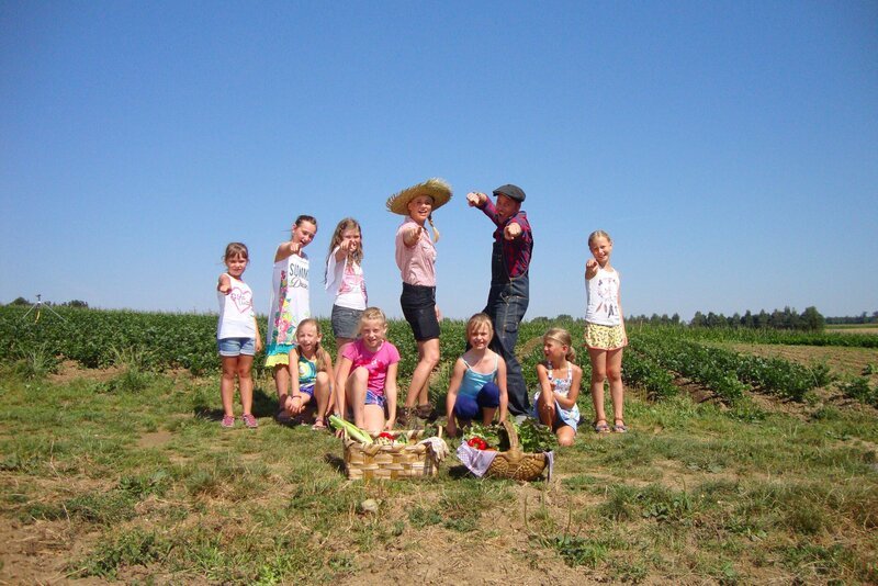 Was es alles zu tun gibt, bevor man seinen Salat ernten kann, erzählt uns Alex mit seinem Song „Buddel di Buddel“. – Bild: KiKA/​MingaMedia