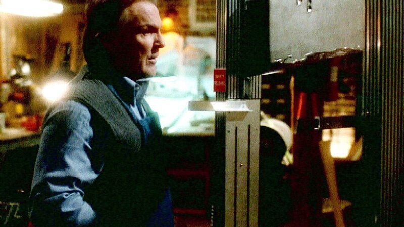 Der berühmte Zauberer Max Dyson (Anthony Zerbe) arbeitet an einem neuen Trick mit einer Guillotine. Kurze Zeit später wird er enthauptet in seiner Werkstatt aufgefunden. – Bild: SUPER RTL